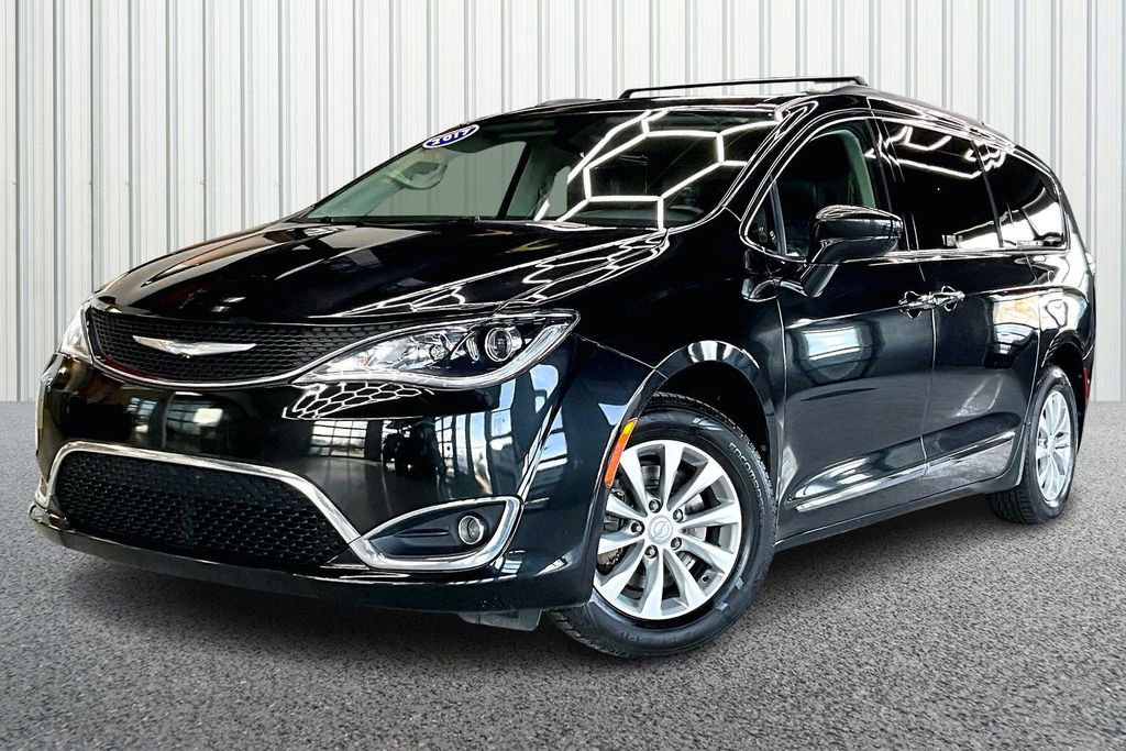 Used 2017 Chrysler Pacifica Touring-L image 3