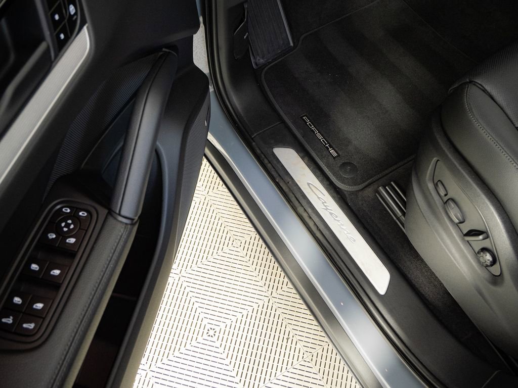 Certified 2026 Porsche Cayenne AWD/4WD image 8