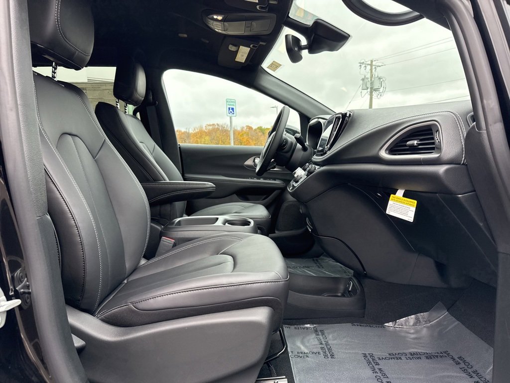 New 2026 Chrysler Pacifica Select image 10