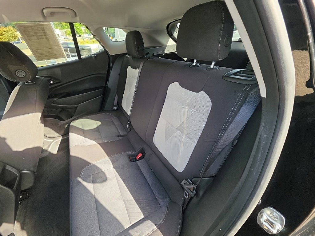 Used 2025 Chevrolet Trax LS w/ LS Convenience Package FWD image 23