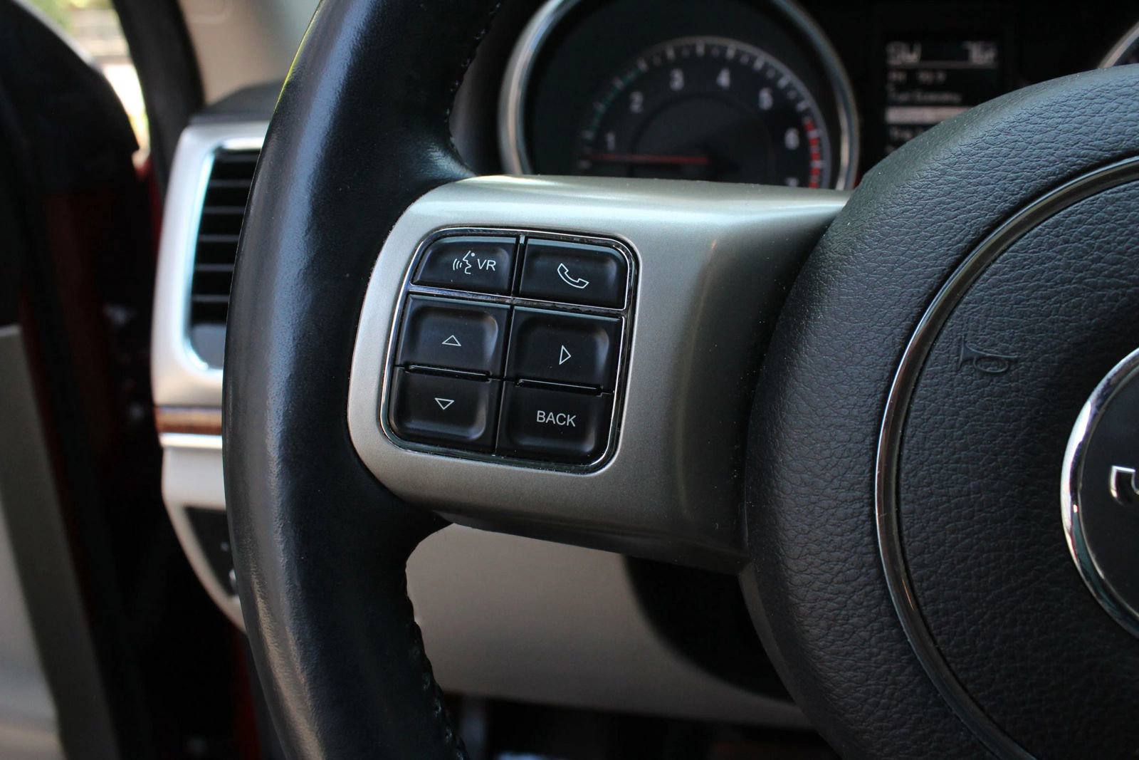Used 2012 Jeep Grand Cherokee Limited w/ Luxury Group II AWD/4WD image 28