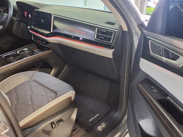 Used 2024 Volkswagen Atlas Peak Edition SEL AWD/4WD image 28