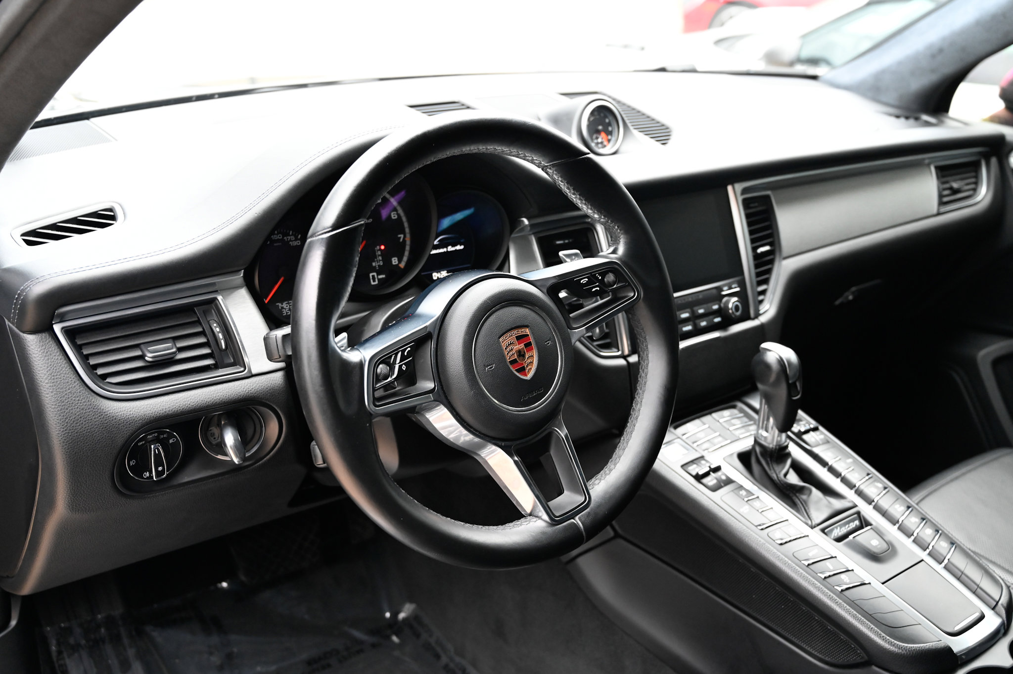 Used 2018 Porsche Macan Turbo image 21