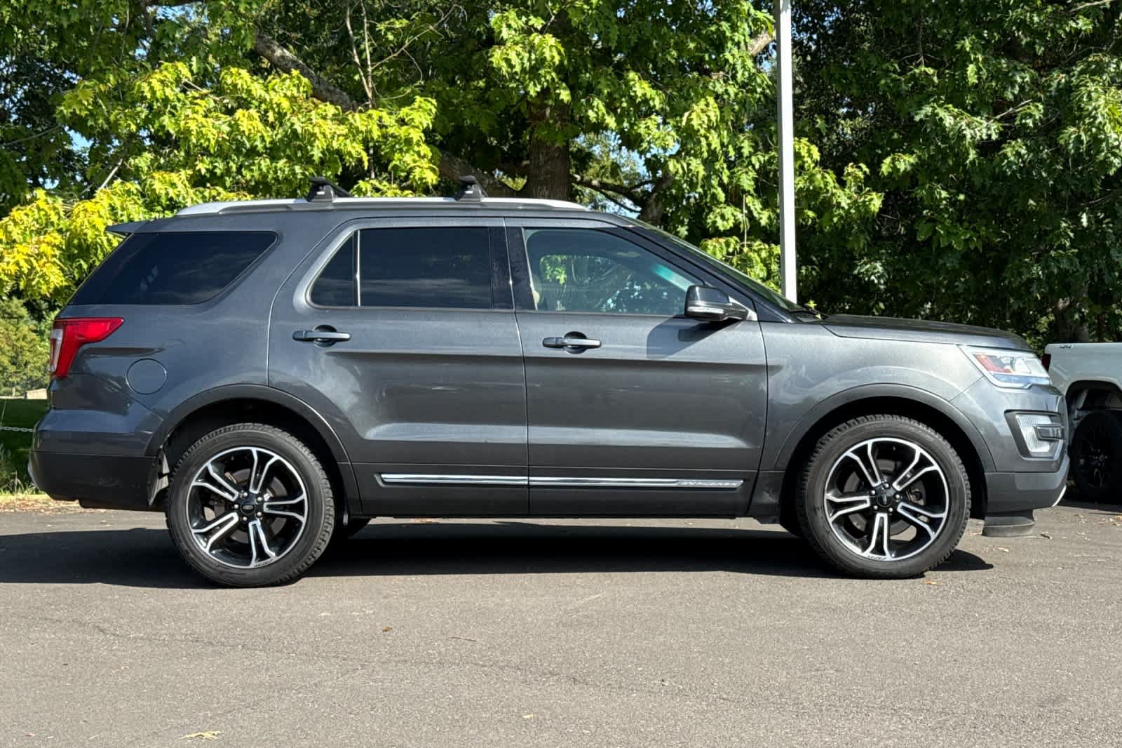 Used 2017 Ford Explorer XLT w/ Equipment Group 202A AWD/4WD image 8