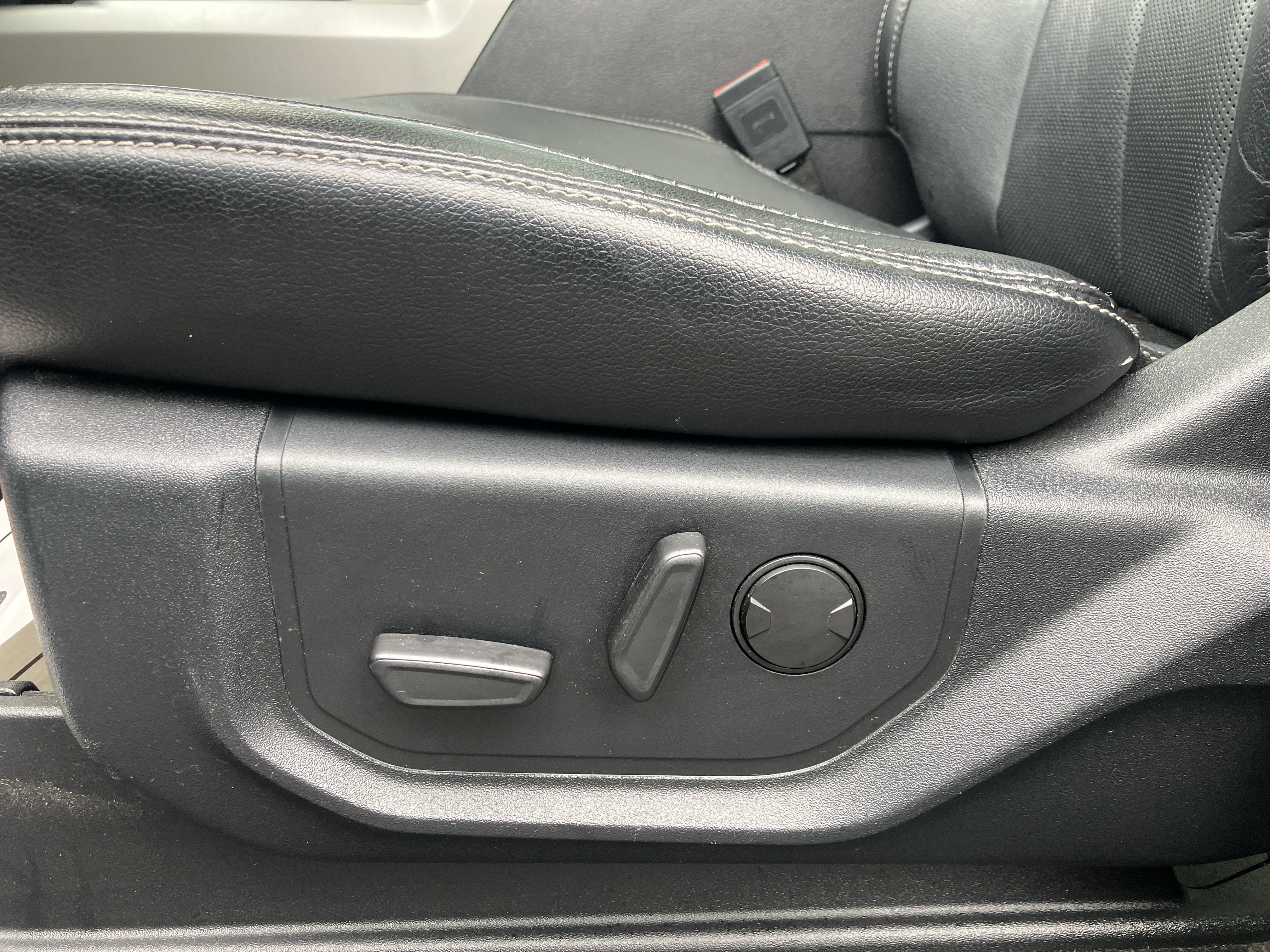 Used 2019 Ford F150 Lariat w/ Equipment Group 502A Luxury image 20