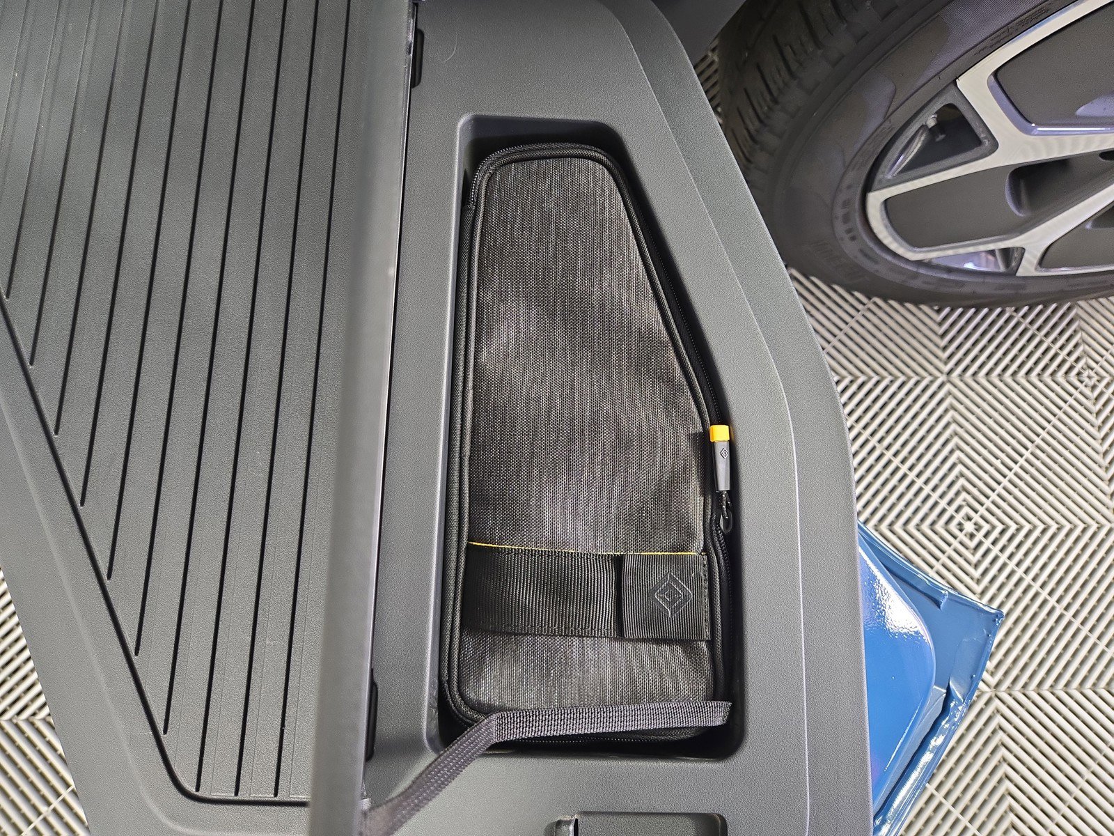 Used 2022 Rivian R1T Adventure image 32