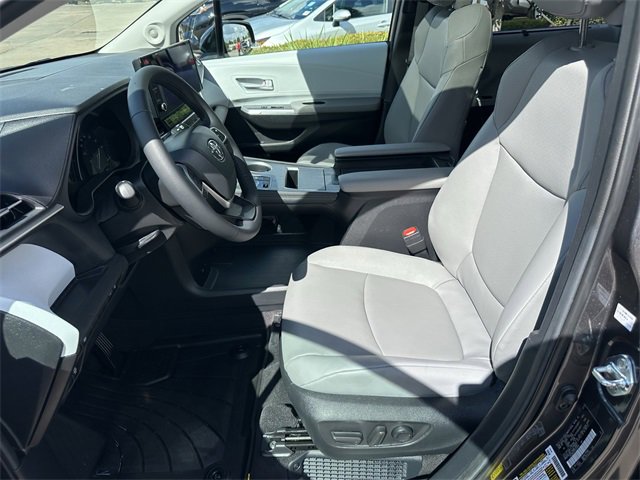 Used 2025 Toyota Sienna XLE image 21