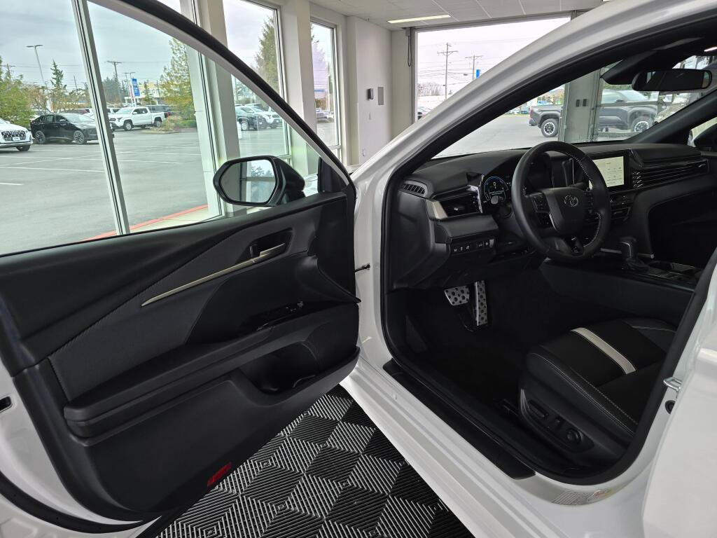 Used 2025 Toyota Camry SE image 19