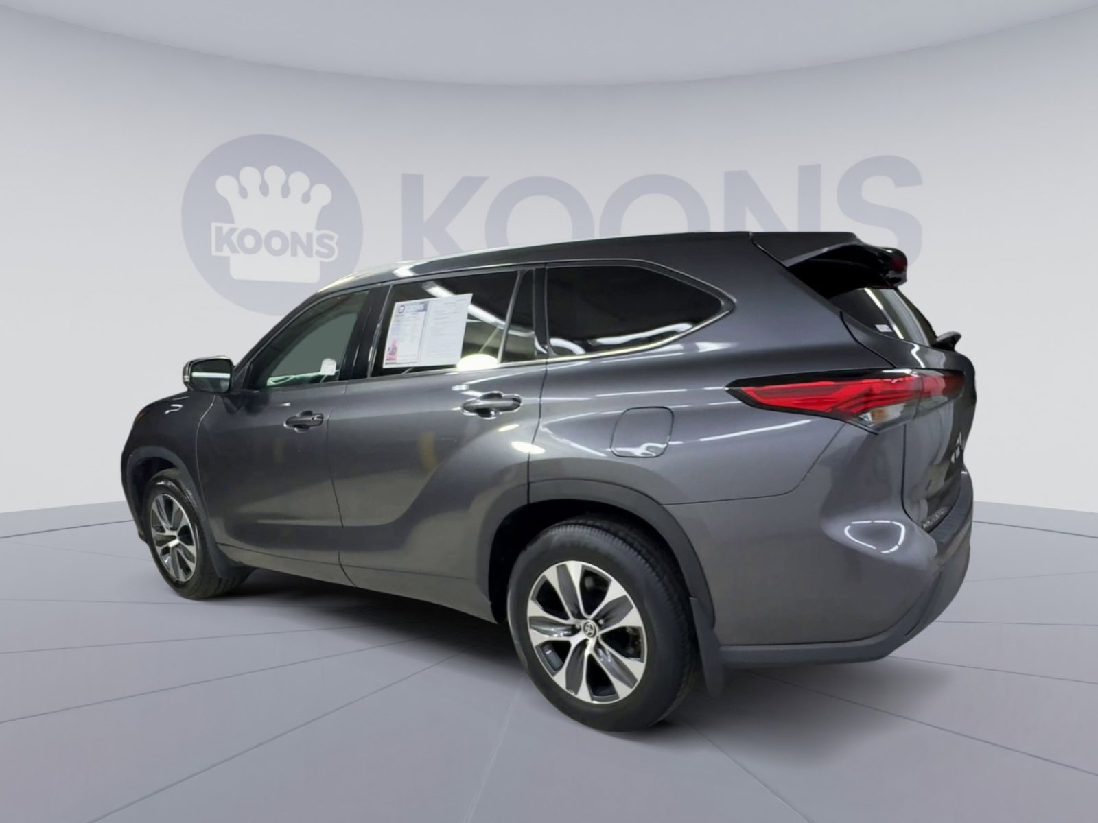 Used 2022 Toyota Highlander XLE FWD image 8