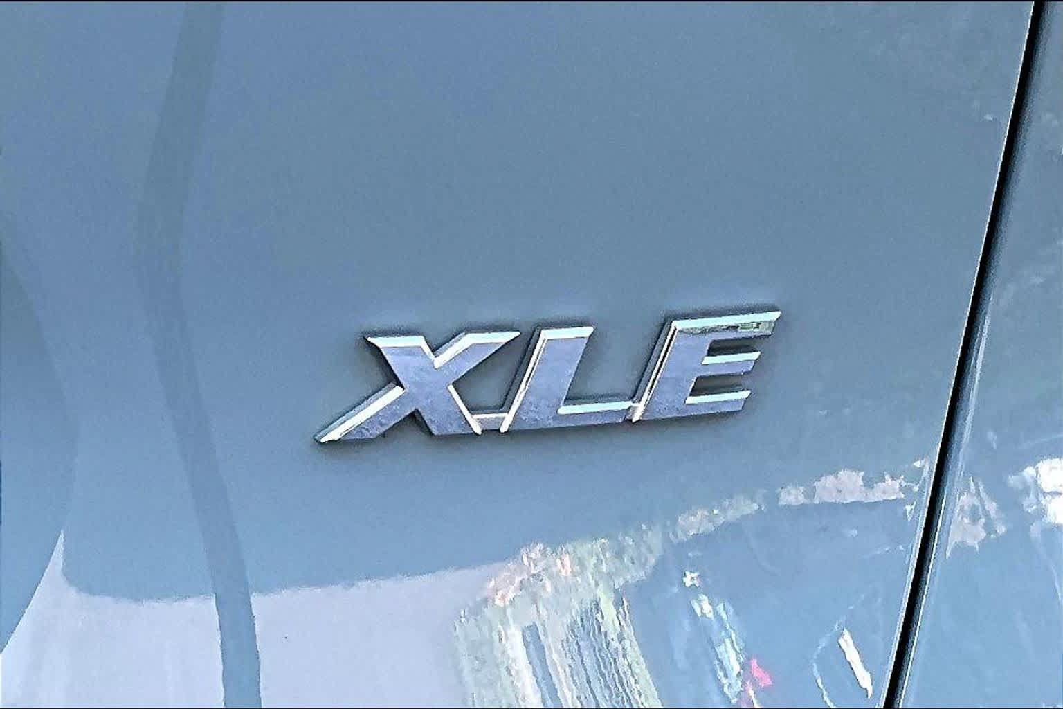 Used 2021 Toyota RAV4 XLE Premium FWD image 10