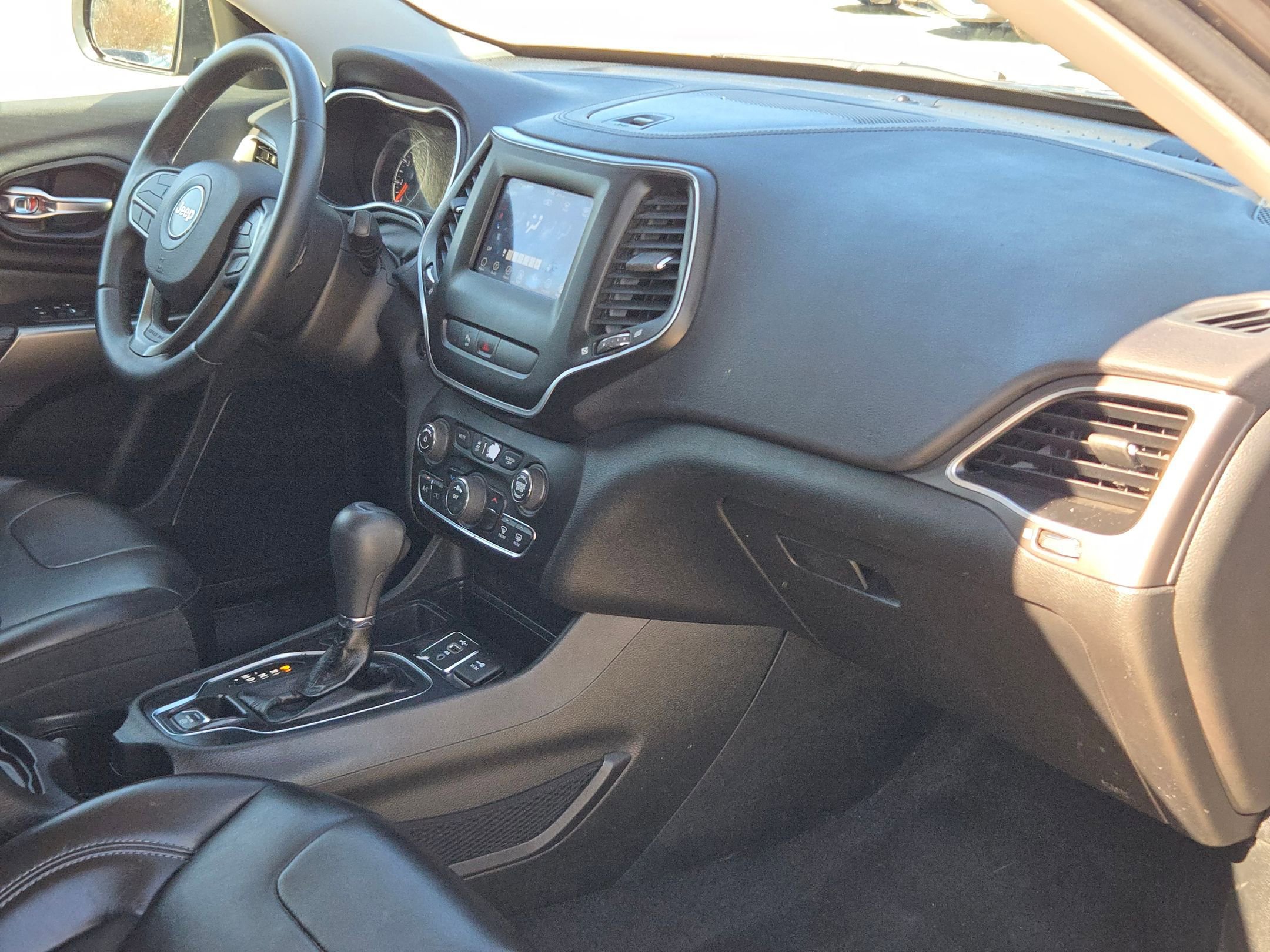 Used 2019 Jeep Cherokee Latitude Plus FWD image 29