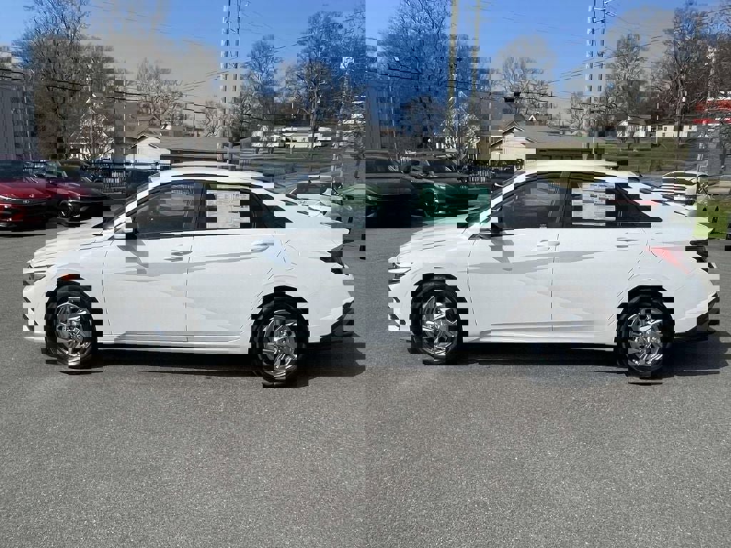 New 2026 Hyundai Elantra SE image 2