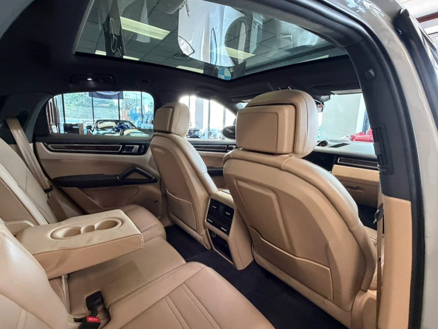 Used 2023 Porsche Cayenne Platinum Edition AWD/4WD image 33