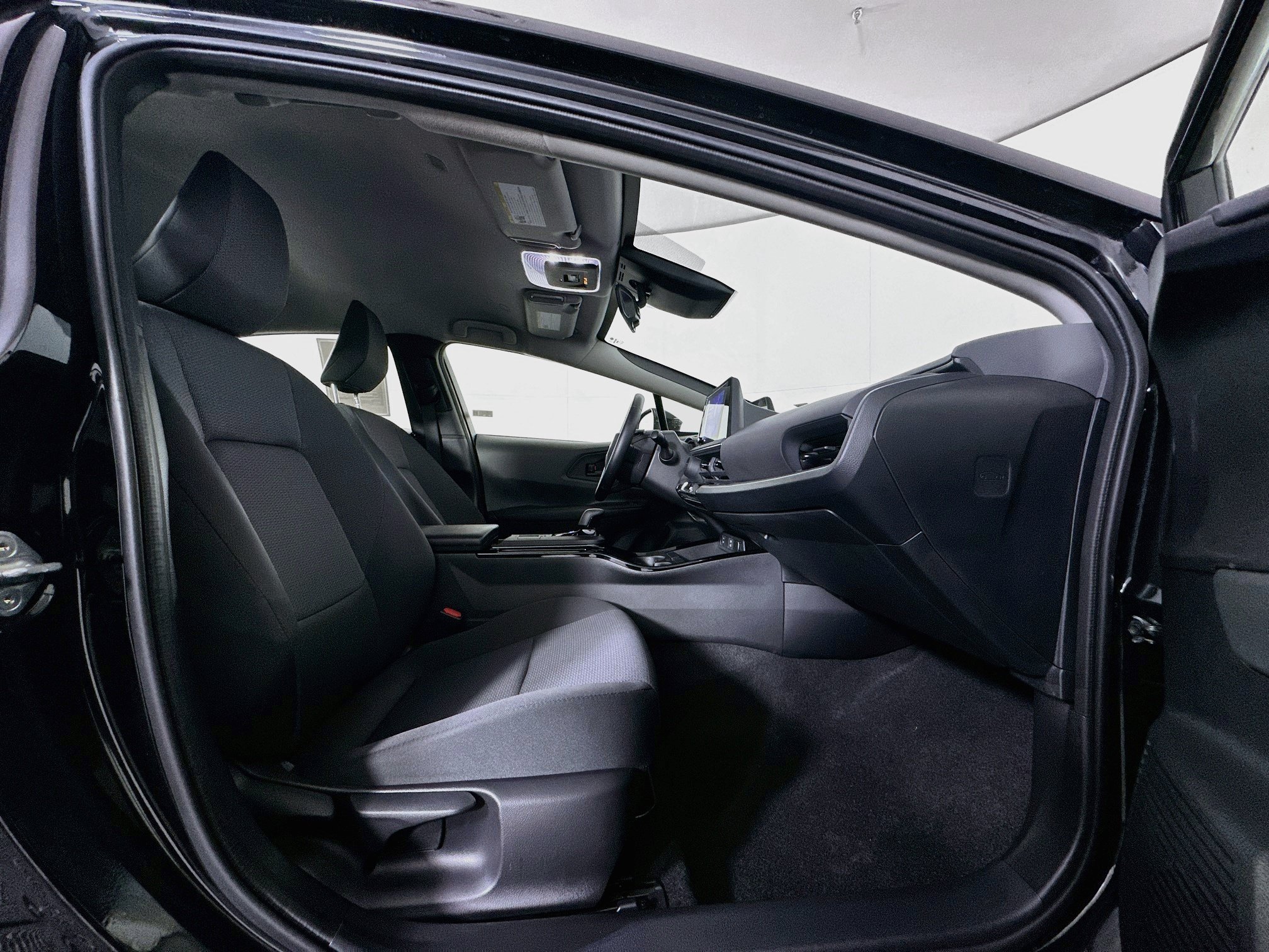 Used 2025 Toyota Prius LE FWD image 30