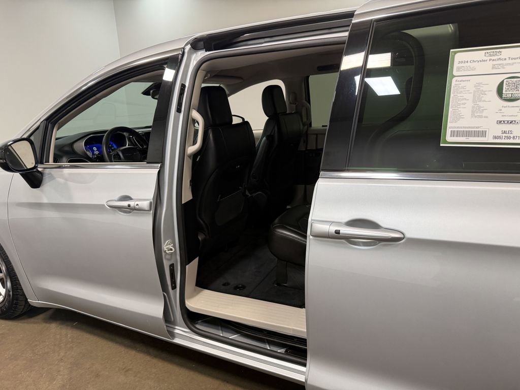 Used 2024 Chrysler Pacifica Touring-L image 46