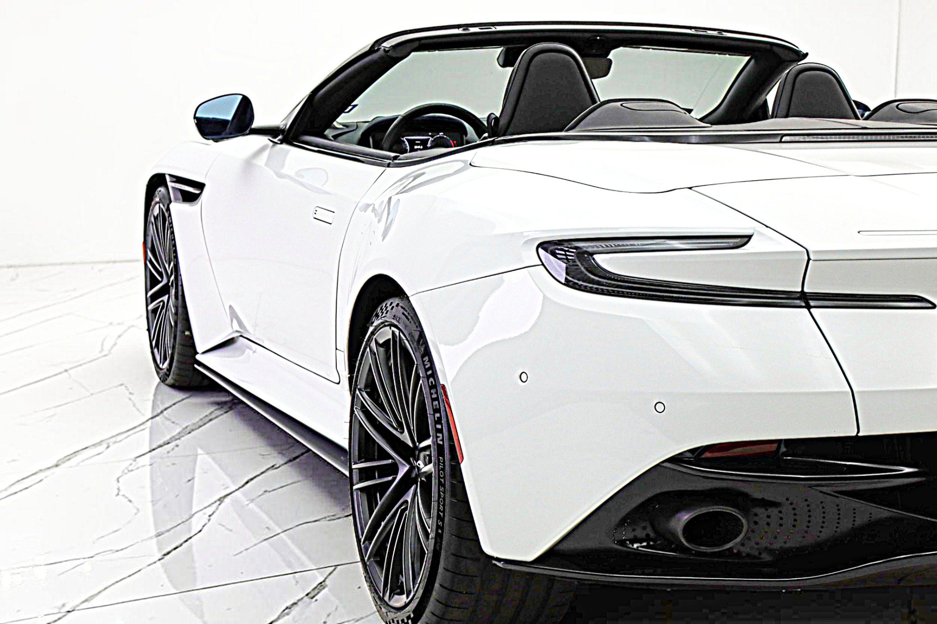 Used 2024 Aston Martin DB12 Convertible RWD image 10