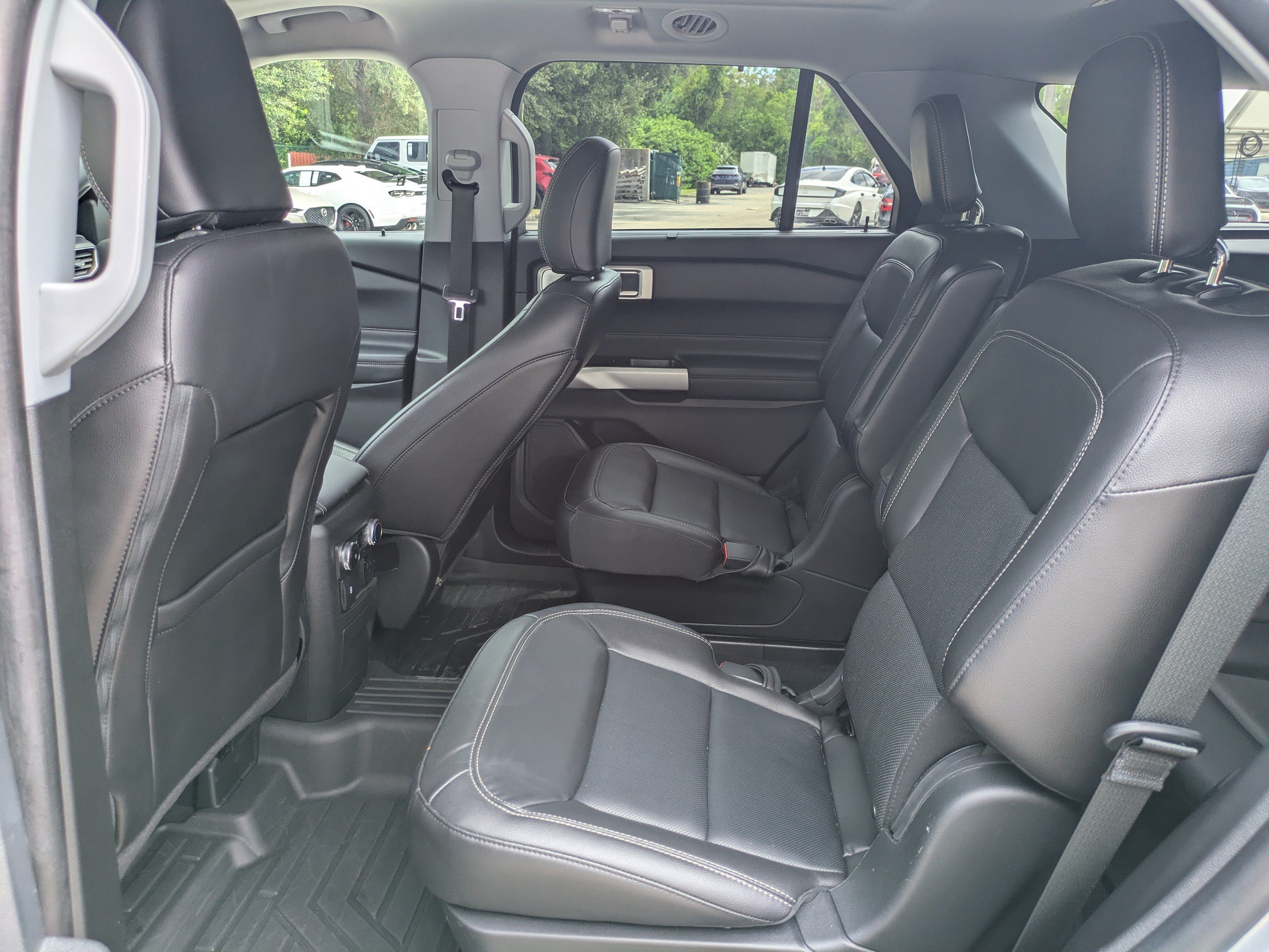 Used 2022 Ford Explorer Limited w/ Limited Technology Package RWD image 13