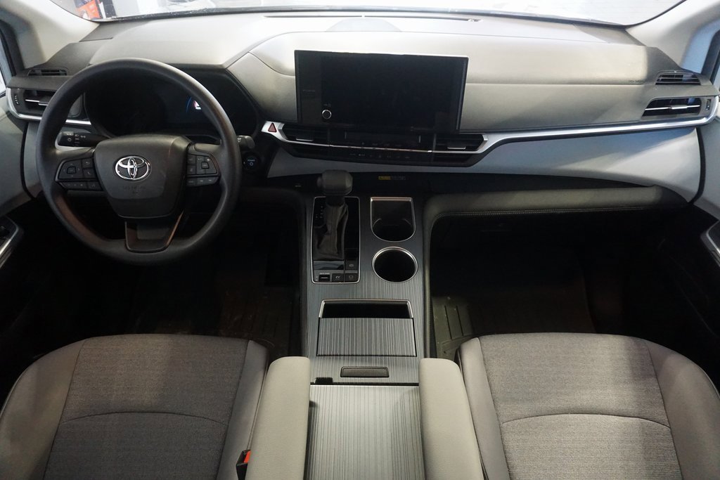 Used 2025 Toyota Sienna LE image 23