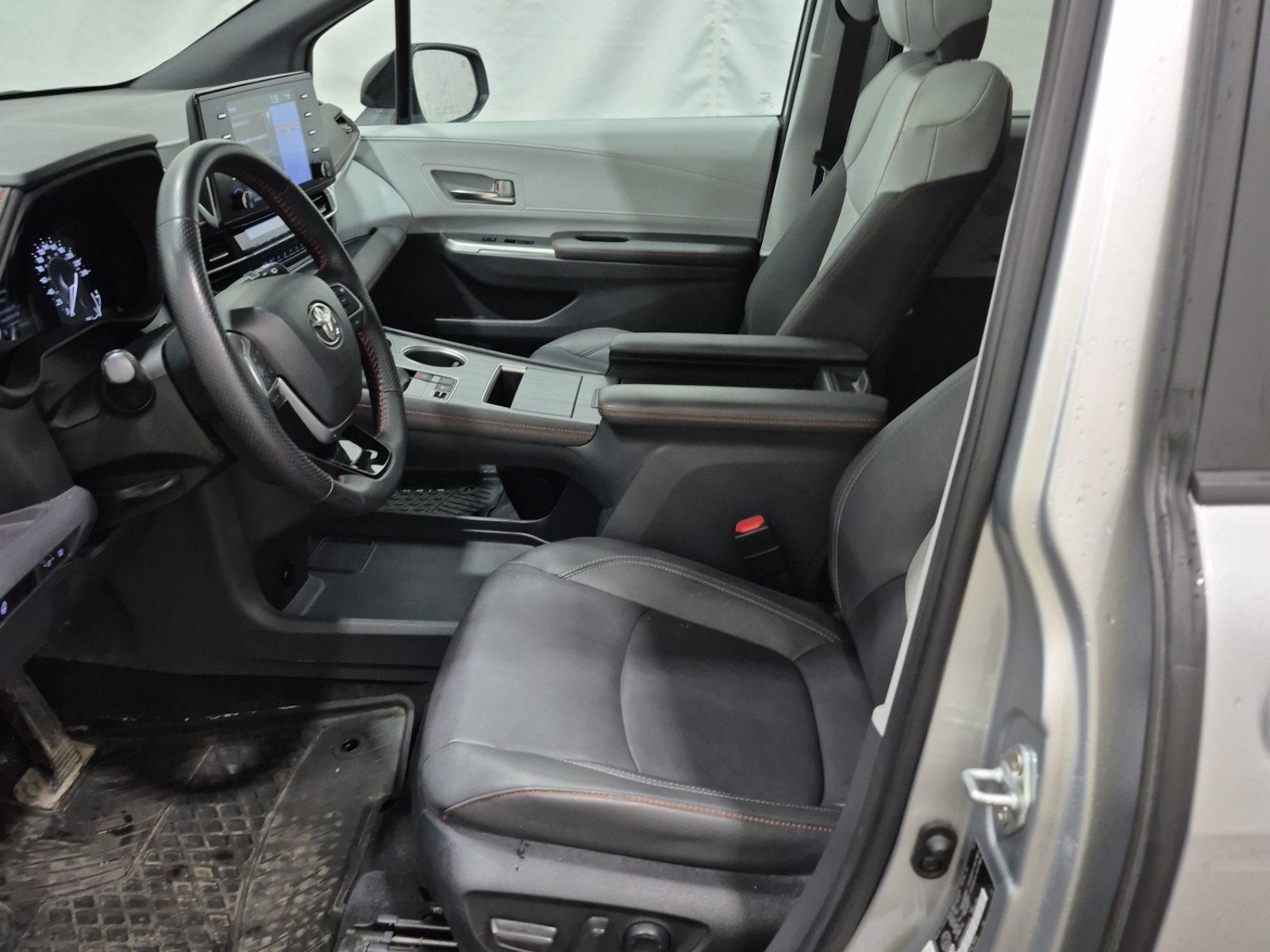 Used 2023 Toyota Sienna XSE AWD/4WD image 9