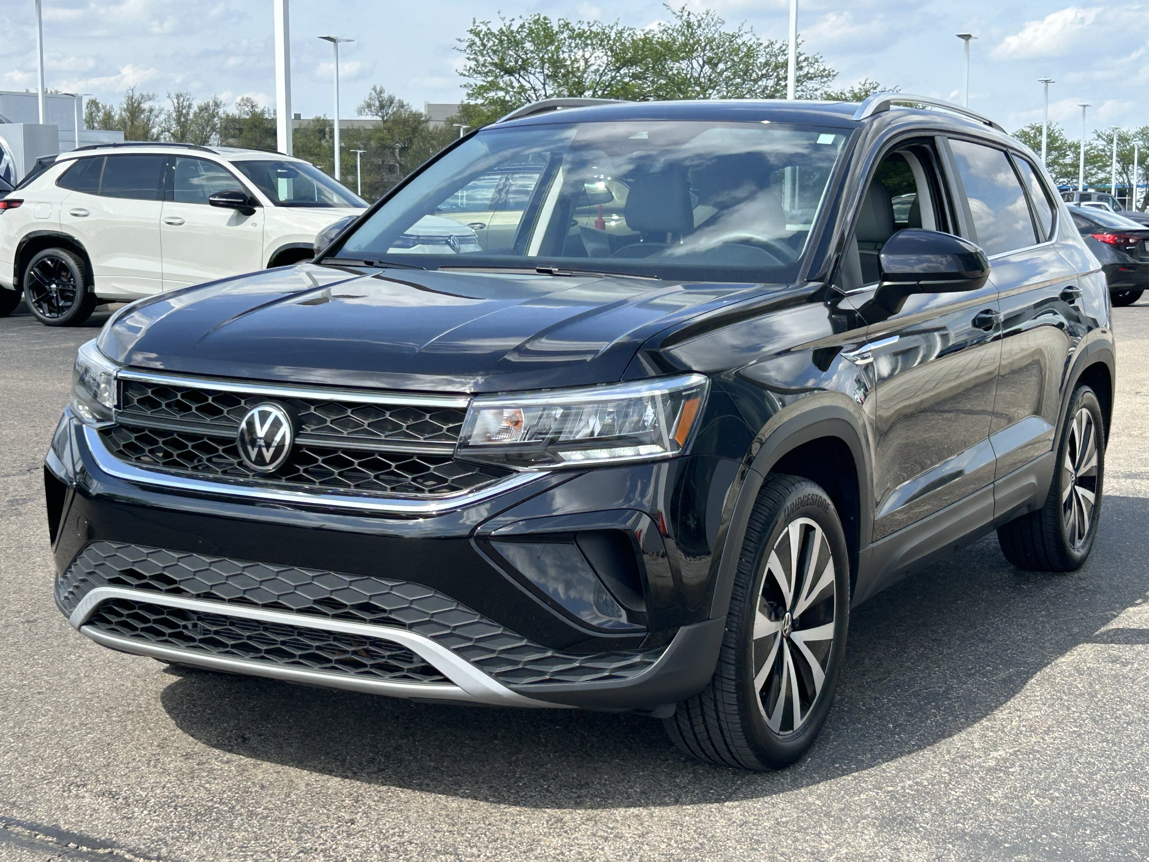 Certified 2023 Volkswagen Taos SE w/ Panoramic Sunroof Package AWD/4WD image 3