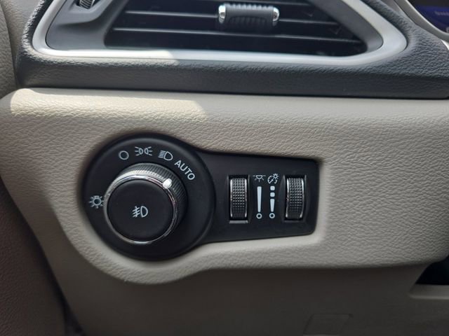 Used 2023 Chrysler Pacifica Touring-L FWD image 10