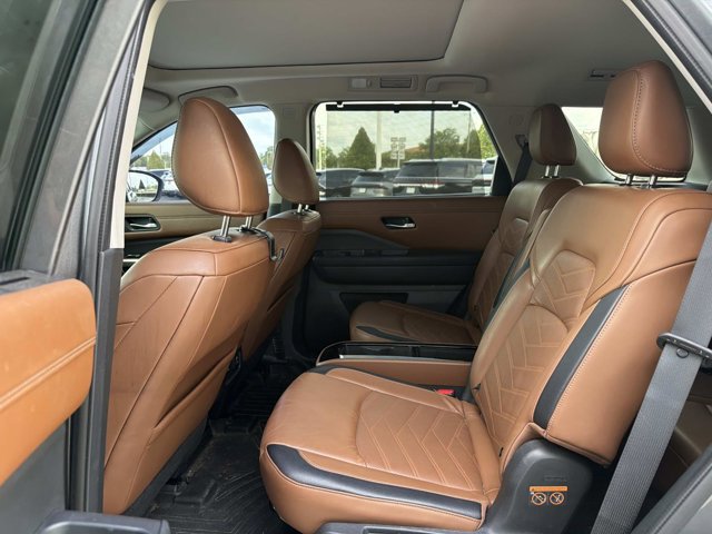 Used 2022 Nissan Pathfinder Platinum w/ Cargo Package AWD/4WD image 16