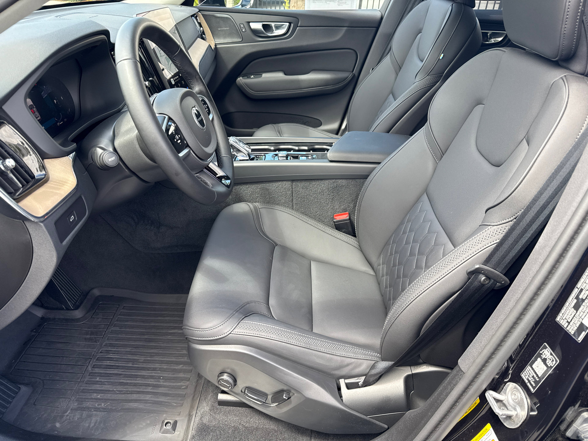 Used 2026 Volvo XC60 B5 Plus w/ Climate Package PRO AWD/4WD image 23