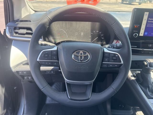 Used 2025 Toyota Sienna XLE image 26
