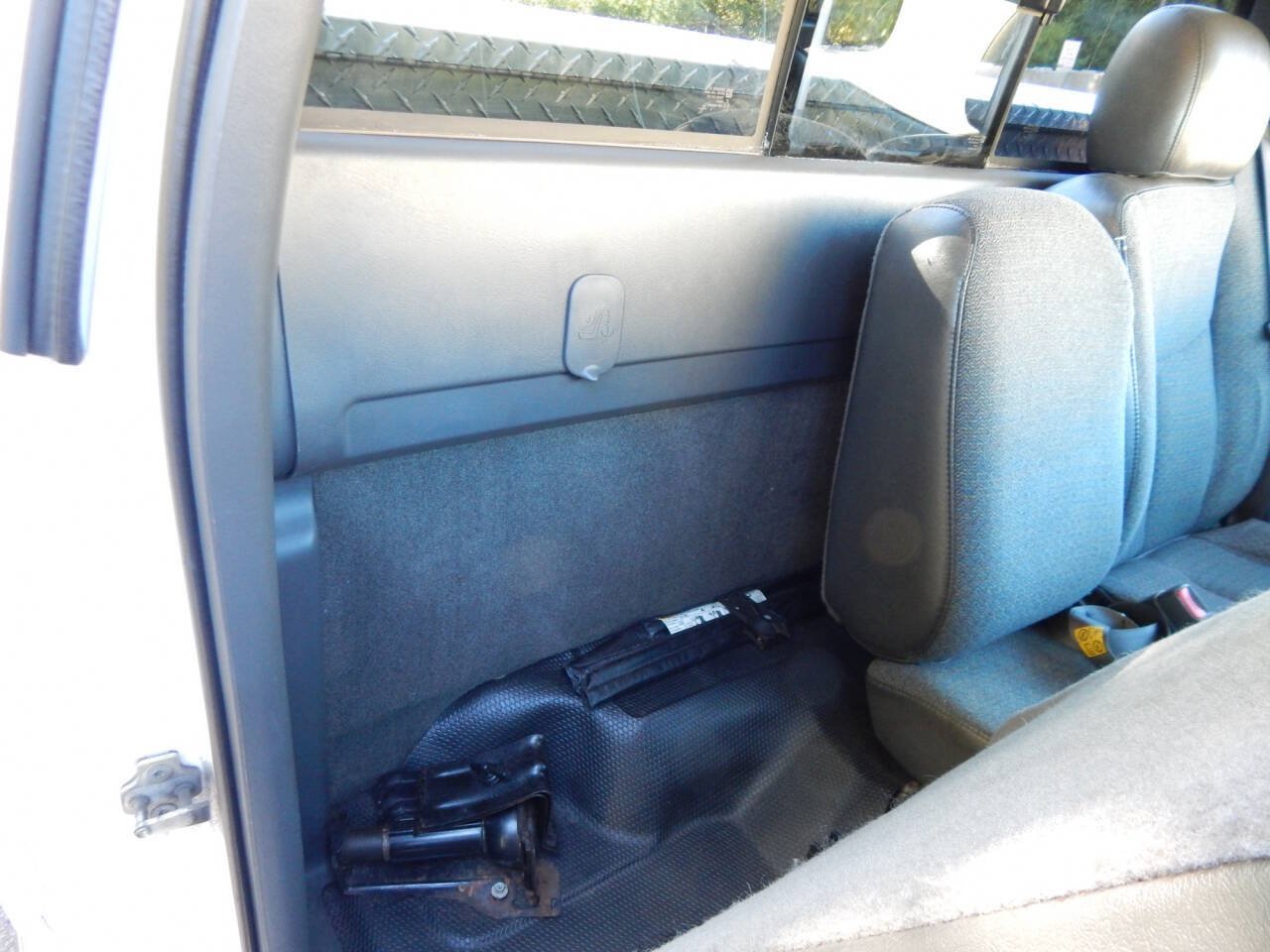 Used 2006 Chevrolet Silverado 2500 W/T w/ Snow Plow Prep Package AWD/4WD image 17