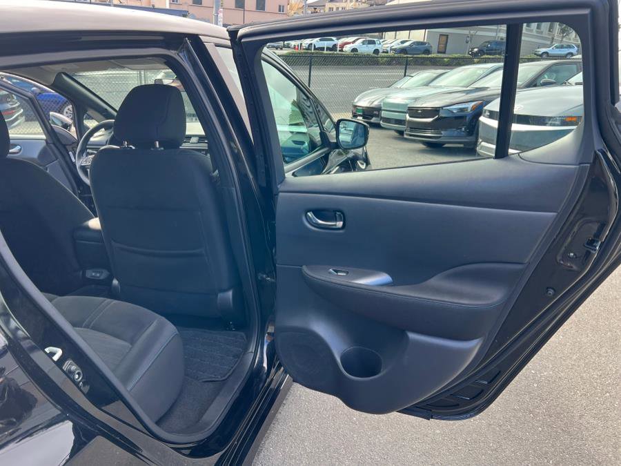 Used 2025 Nissan Leaf S image 32