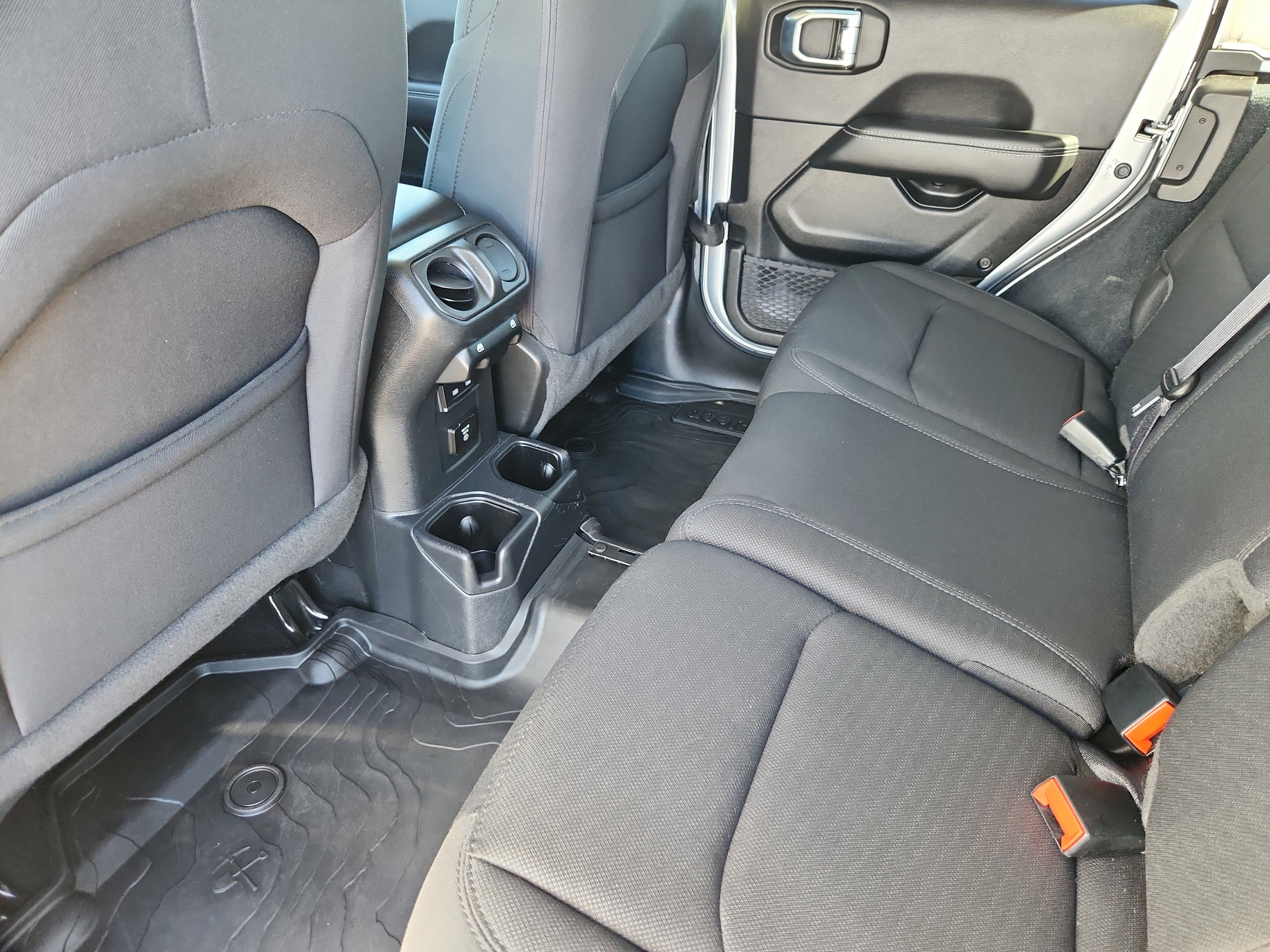 Used 2022 Jeep Wrangler Unlimited Sahara w/ Cold Weather Group image 10