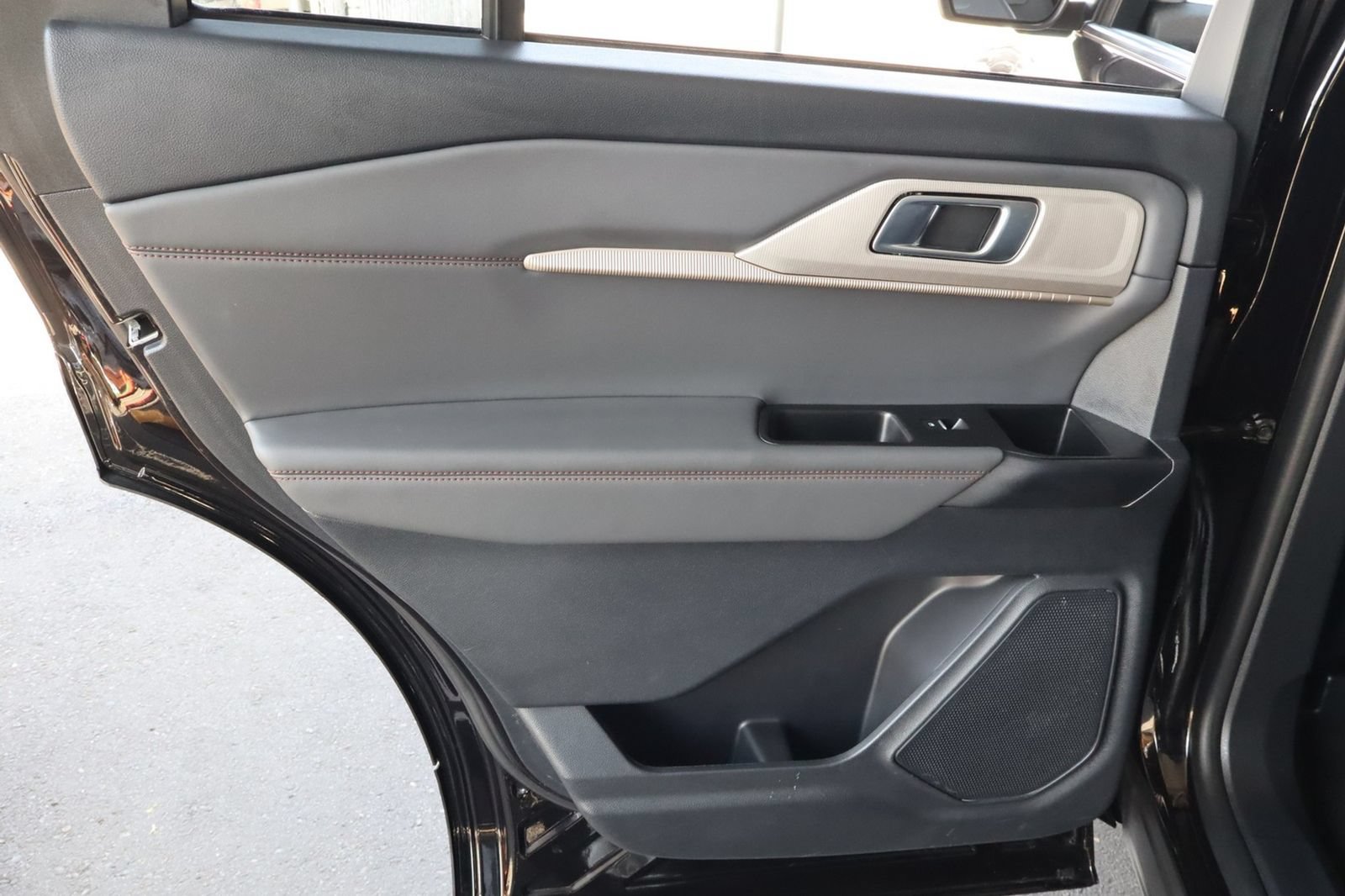 Used 2025 Ford Explorer Active w/ Active Comfort Package RWD image 38