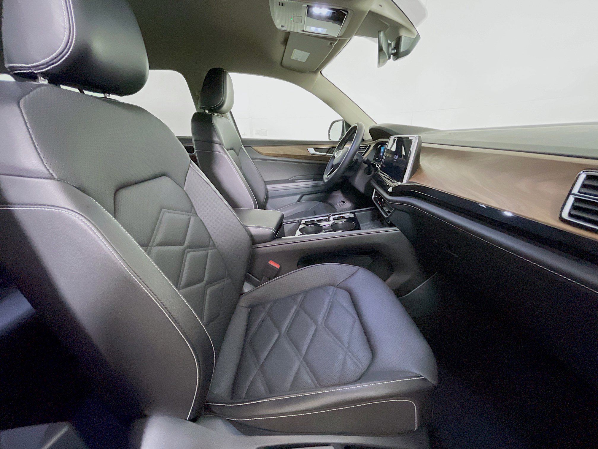 Used 2025 Volkswagen Atlas SE image 31