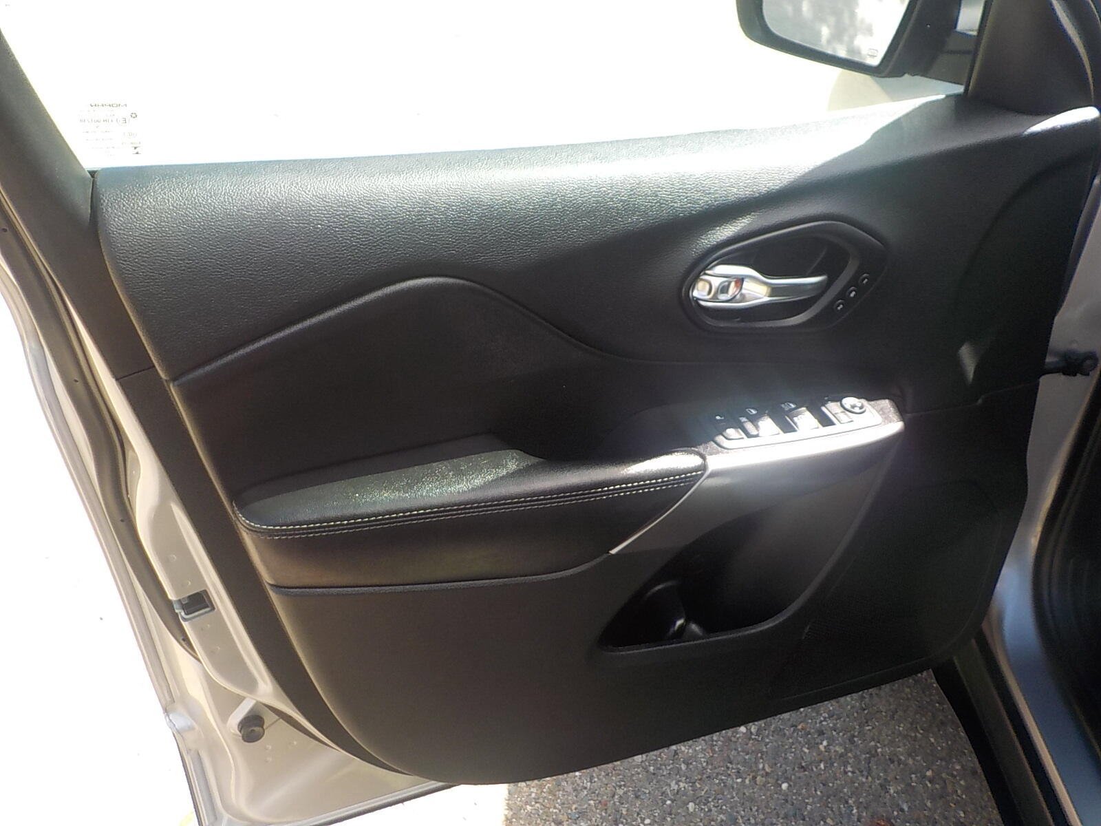 Used 2020 Jeep Cherokee Limited AWD/4WD image 16