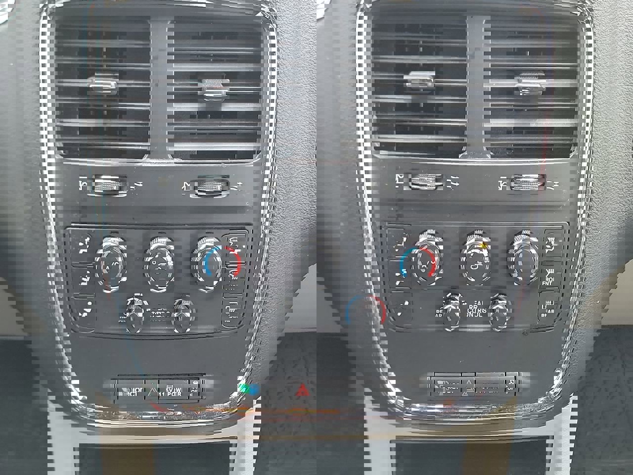 Used 2018 Dodge Grand Caravan SXT w/ Rear Park Assist Package image 18