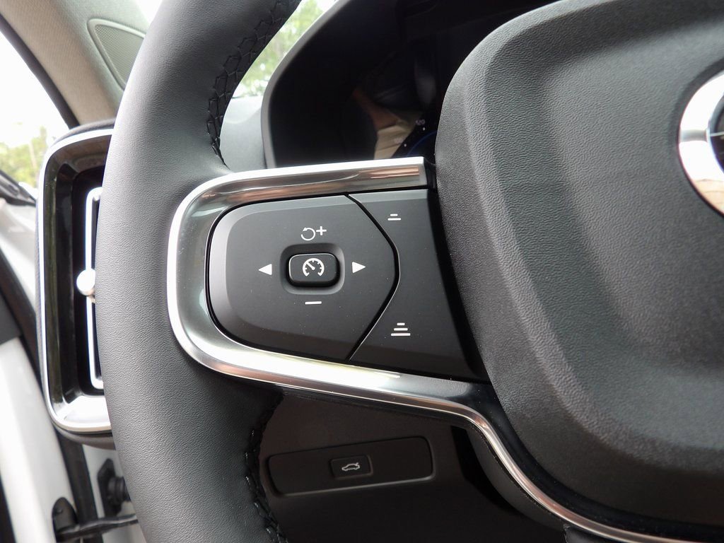 Certified 2025 Volvo XC40 B5 Plus w/ Protection Package Premier AWD/4WD image 21
