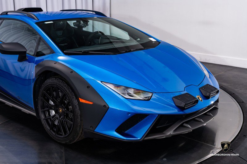 Used 2024 Lamborghini Huracan Sterrato image 2