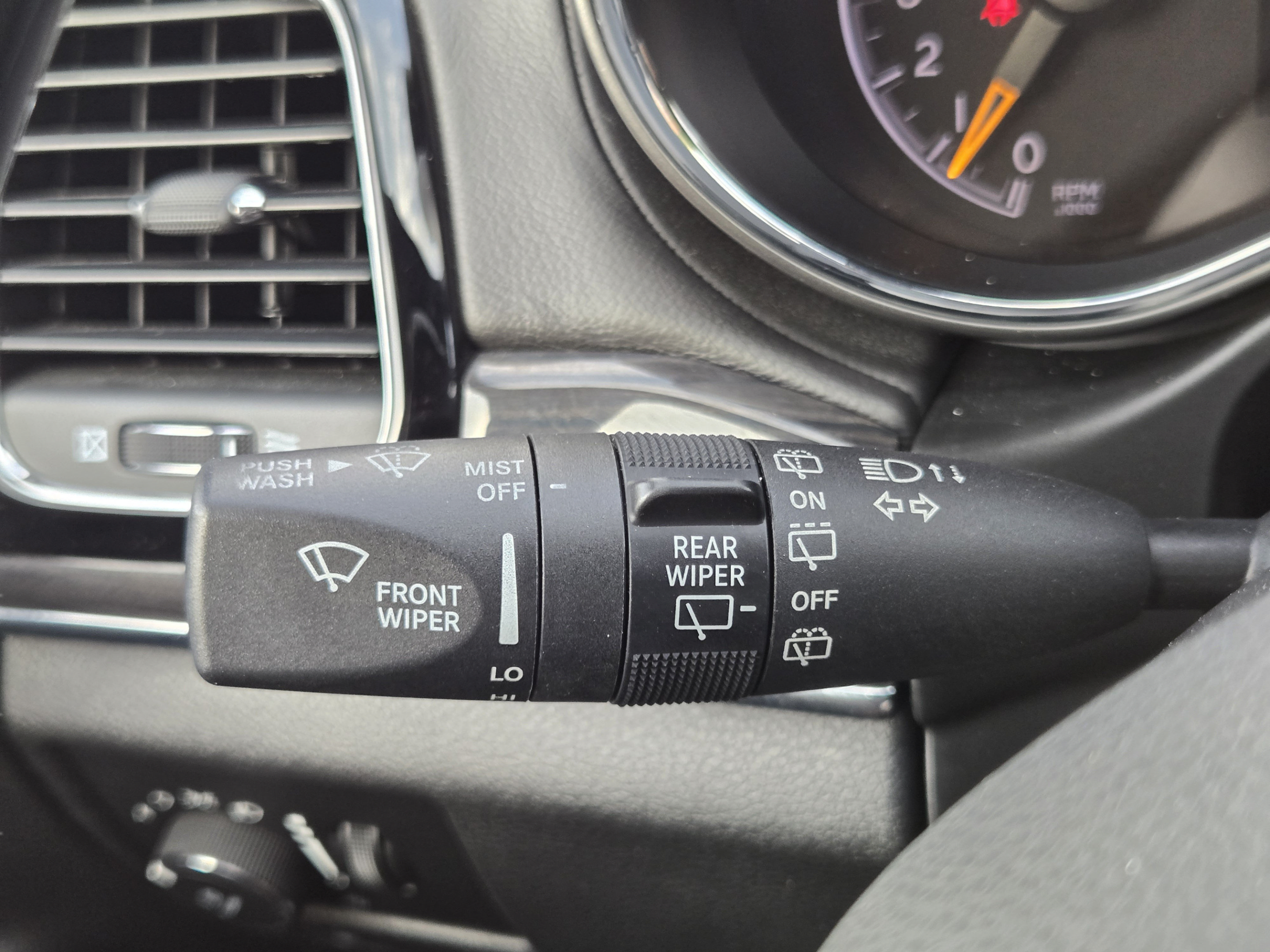 Used 2020 Jeep Grand Cherokee Overland RWD image 18