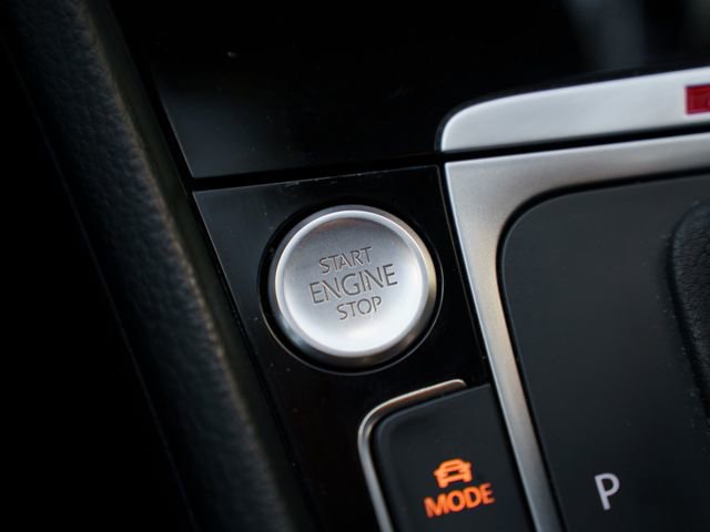 Used 2017 Volkswagen Golf R 4-Door image 27