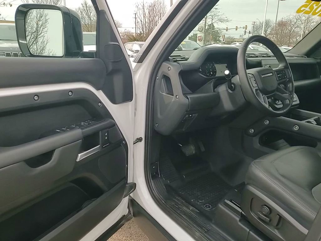 Used 2025 Land Rover Defender 110 S image 19