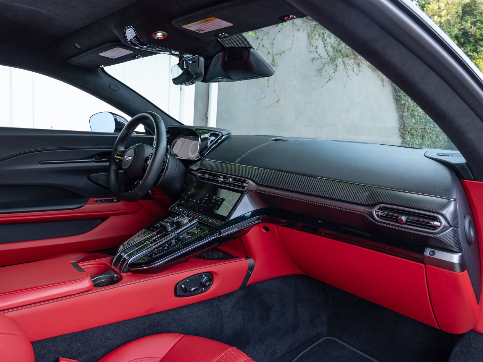 Used 2025 Aston Martin V8 Vantage Coupe RWD image 30