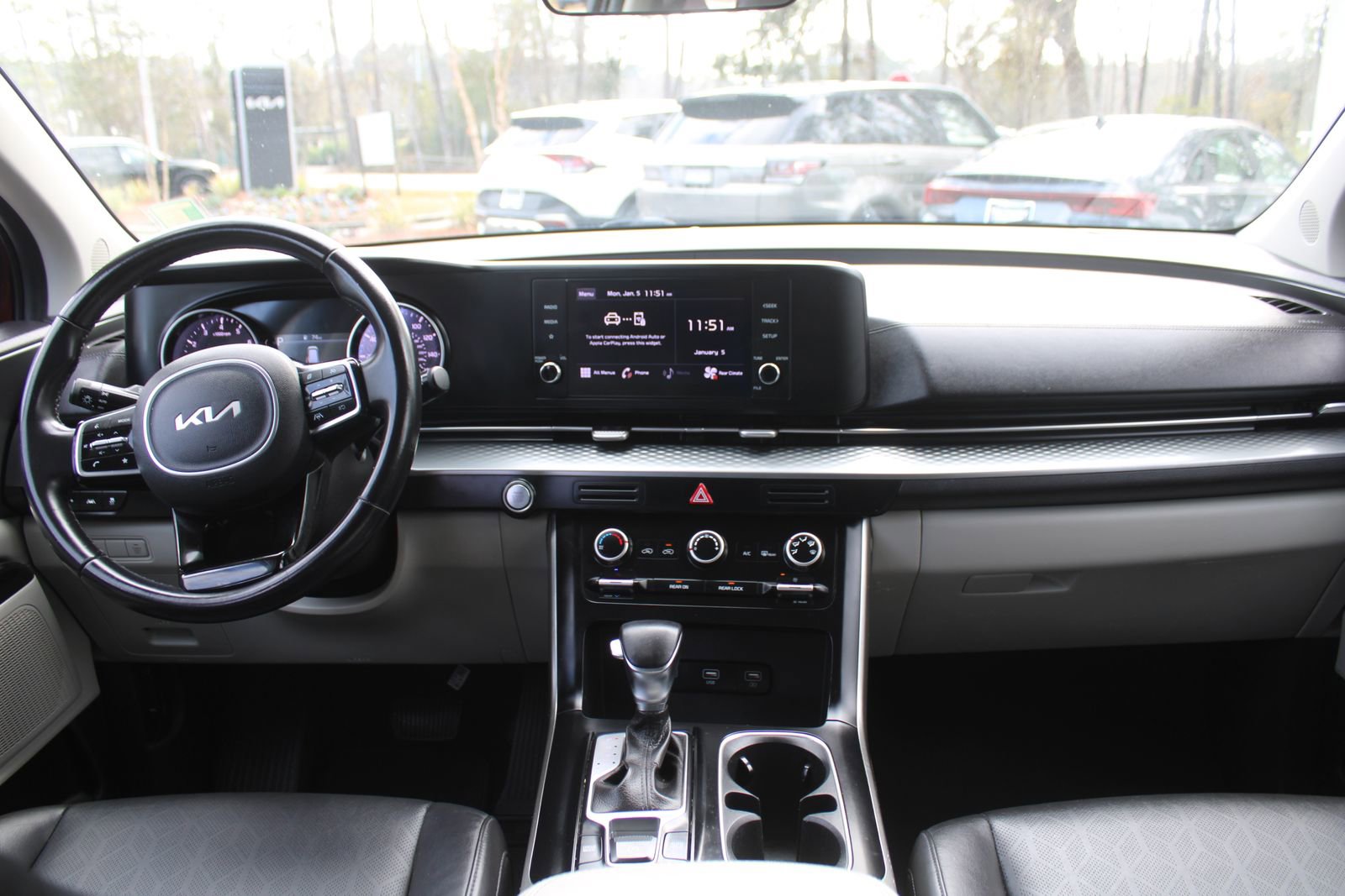 Used 2022 Kia Carnival LX image 29