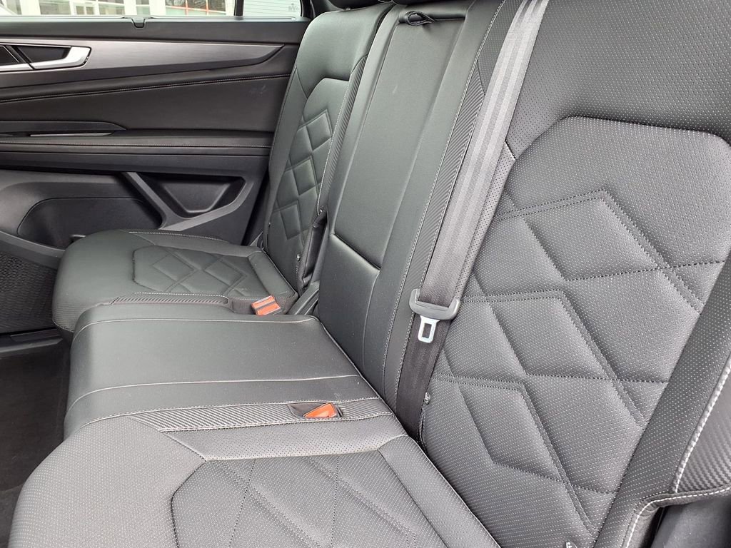 Used 2025 Volkswagen Atlas Cross Sport SE image 7