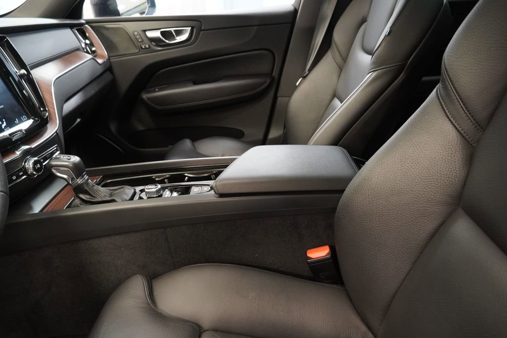 Used 2020 Volvo XC60 T5 Inscription w/ Protection Package image 8