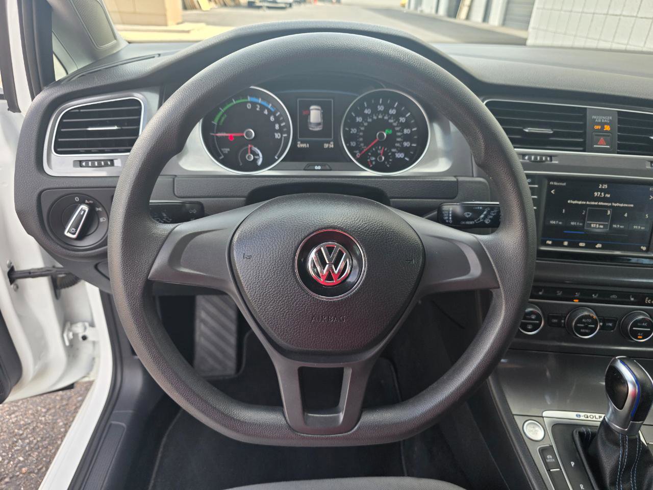 Used 2016 Volkswagen e-Golf SE w/ DC Fast Charging Package FWD image 38