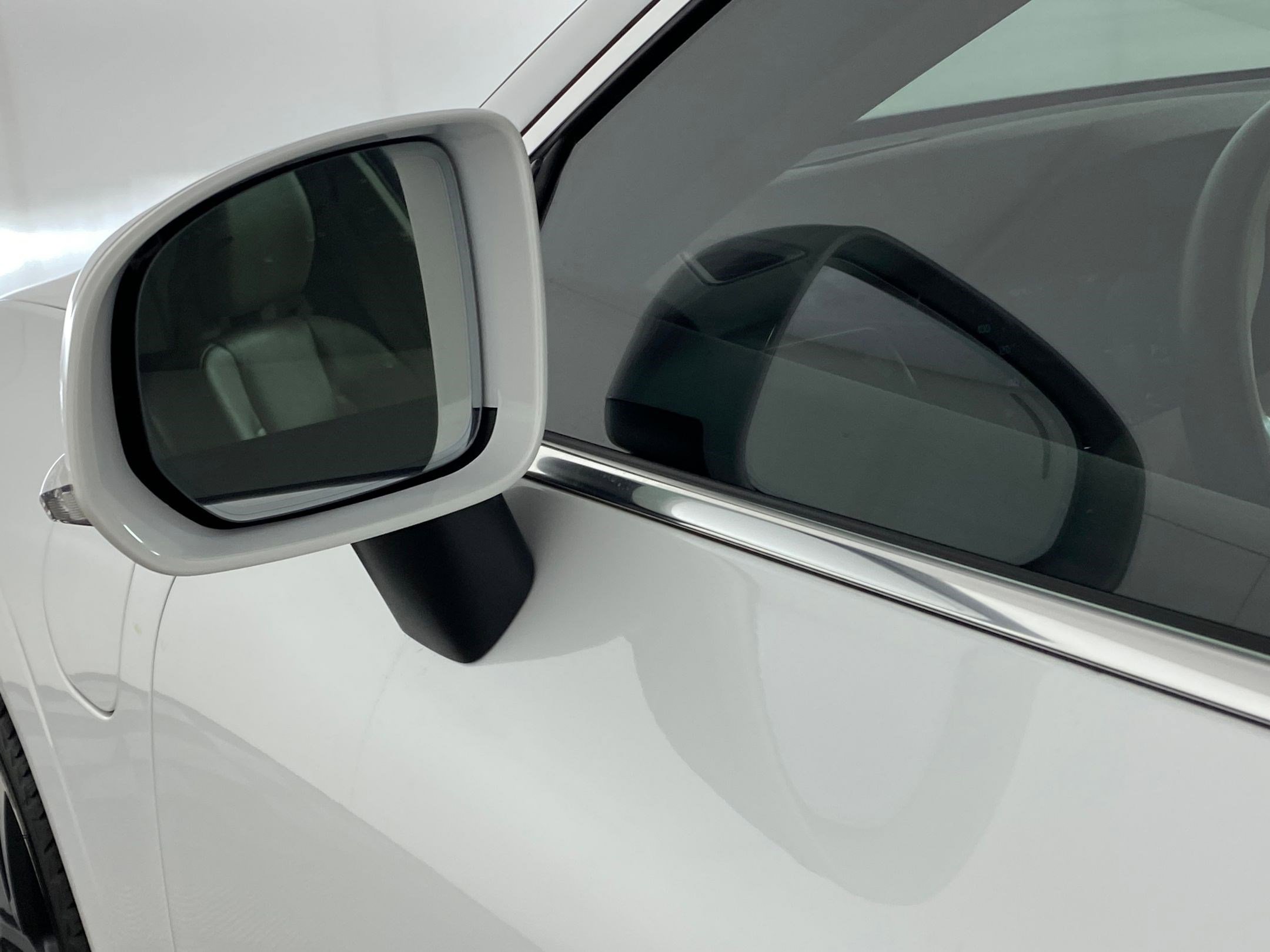 Used 2019 Volvo XC60 T8 Momentum w/ Advanced Package image 23