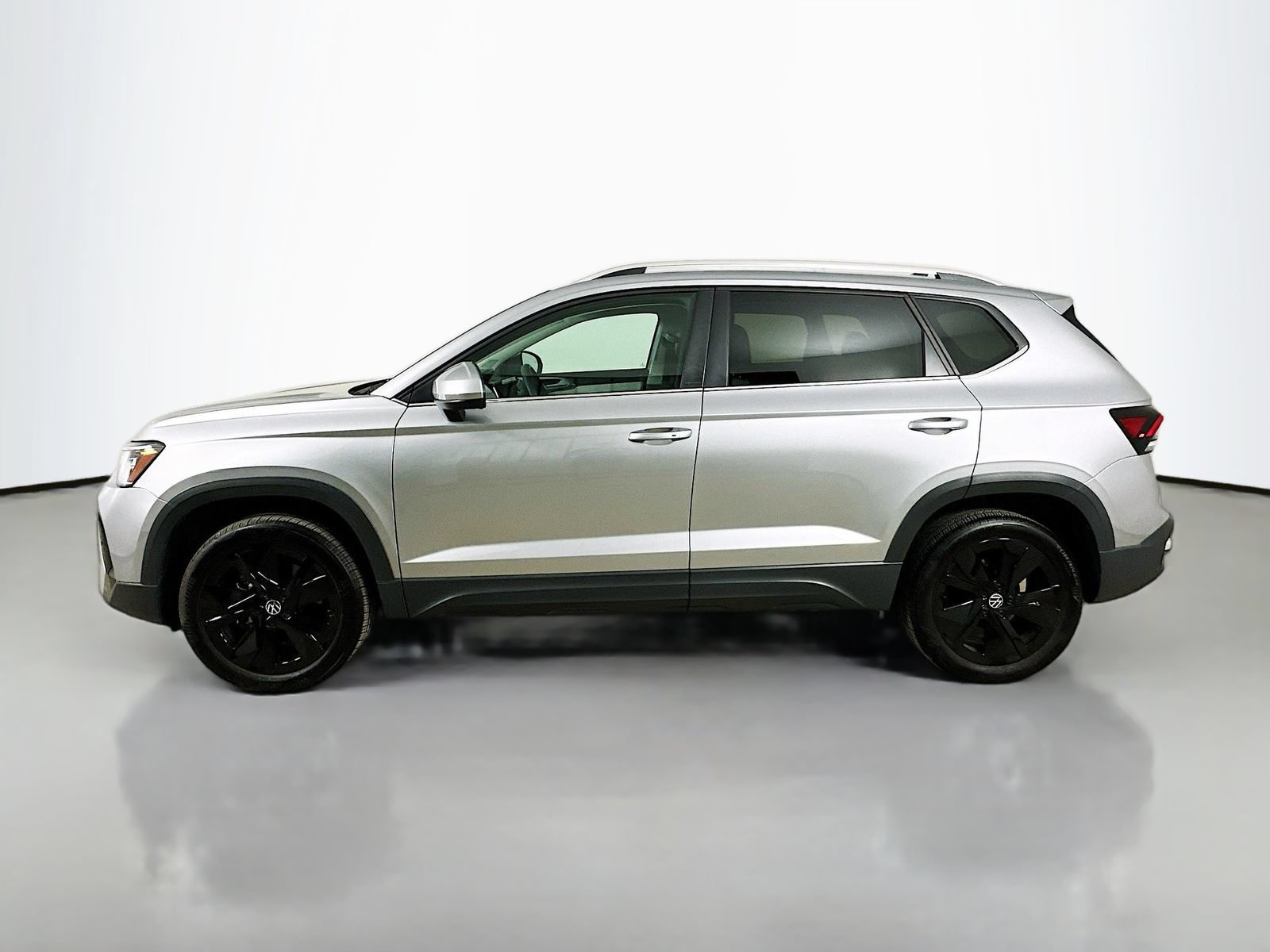 Used 2025 Volkswagen Taos SE FWD image 8