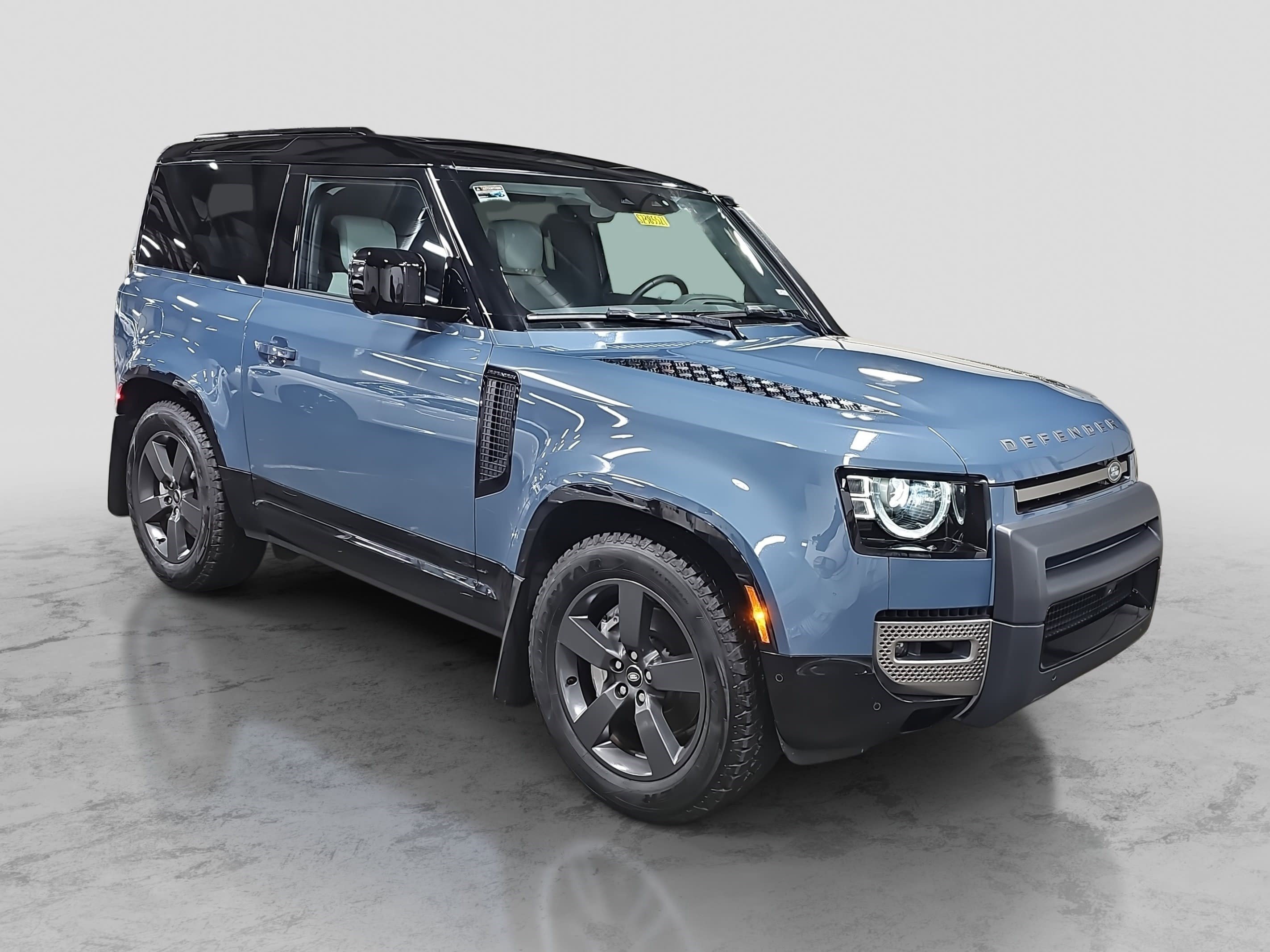 Used 2025 Land Rover Defender 90 X-Dynamic SE image 3