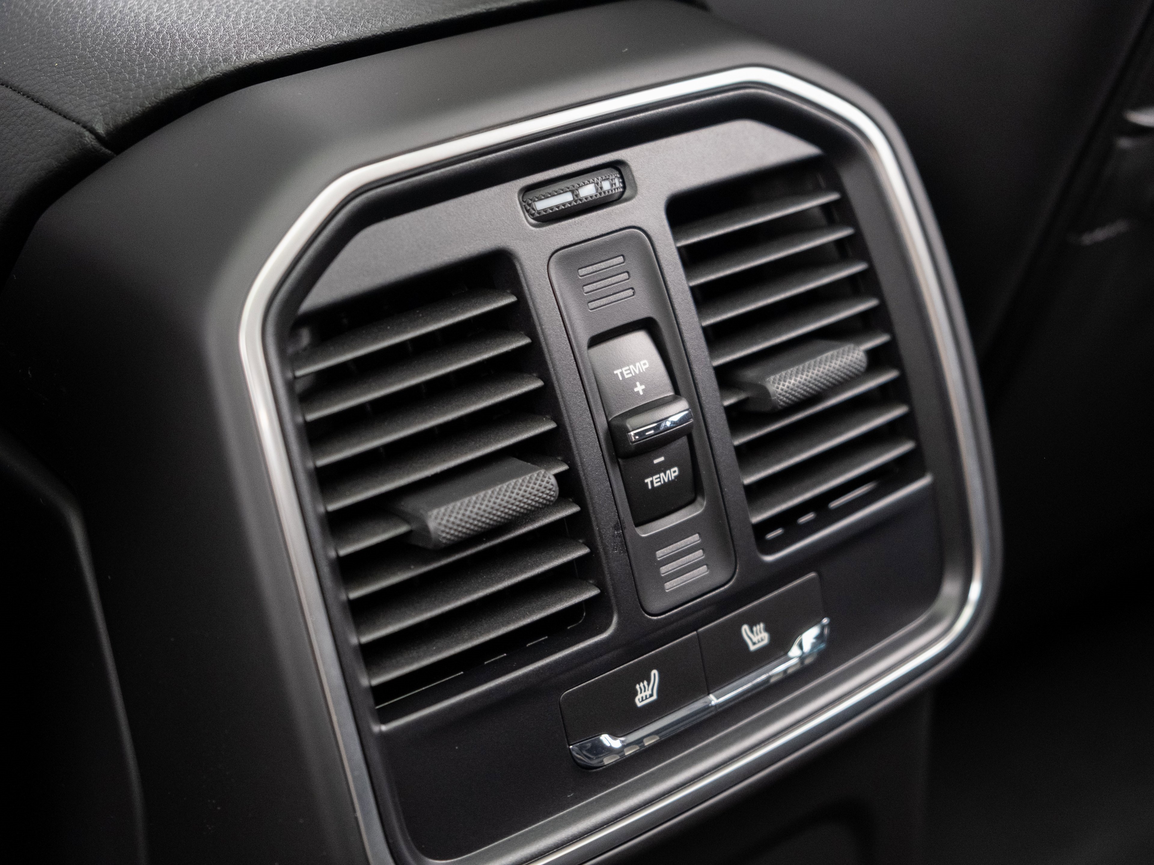 Certified 2025 Porsche Macan image 32