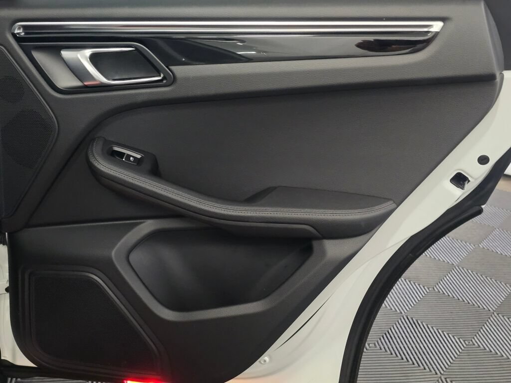 Certified 2024 Porsche Macan AWD/4WD image 26